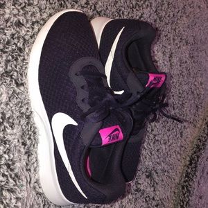 Nike Shoes - NIKE SHOES! Nike Shoes - NIKE SHOES!